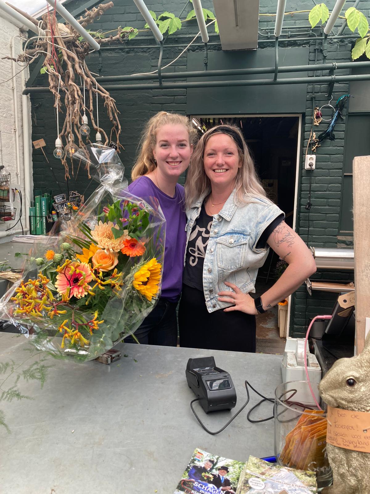 Bloemisten van Schagen zetten hospice in de bloemen
